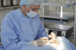 Phẫu thuật cắt mắt 2 mí dưới góc nhìn của chuyên gia