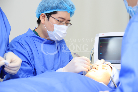 Mắt đã từng mổ cận có bấm mí mắt được không?