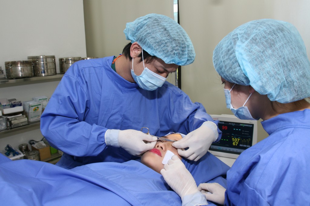 Dịch vụ chỉnh hình sụp mí bẩm sinh tại TMV Đông Á