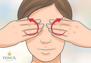 Chữa sụp mí mắt bằng phương pháp bấm huyệt