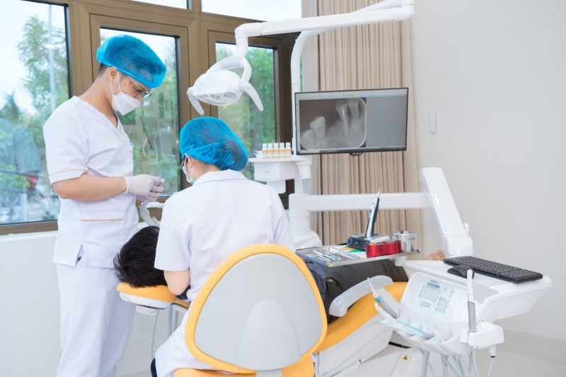 Bác sĩ tư vấn kỹ lưỡng phương pháp chỉnh nha tại RHM