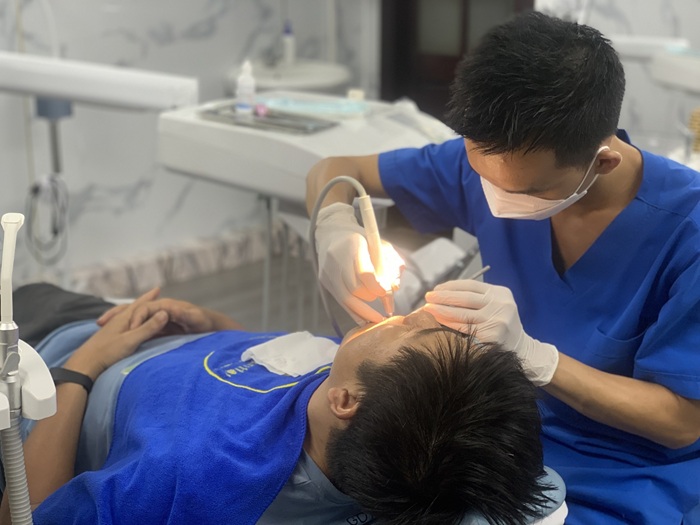 Bác sĩ thăm khám tư vấn điều trị răng miệng